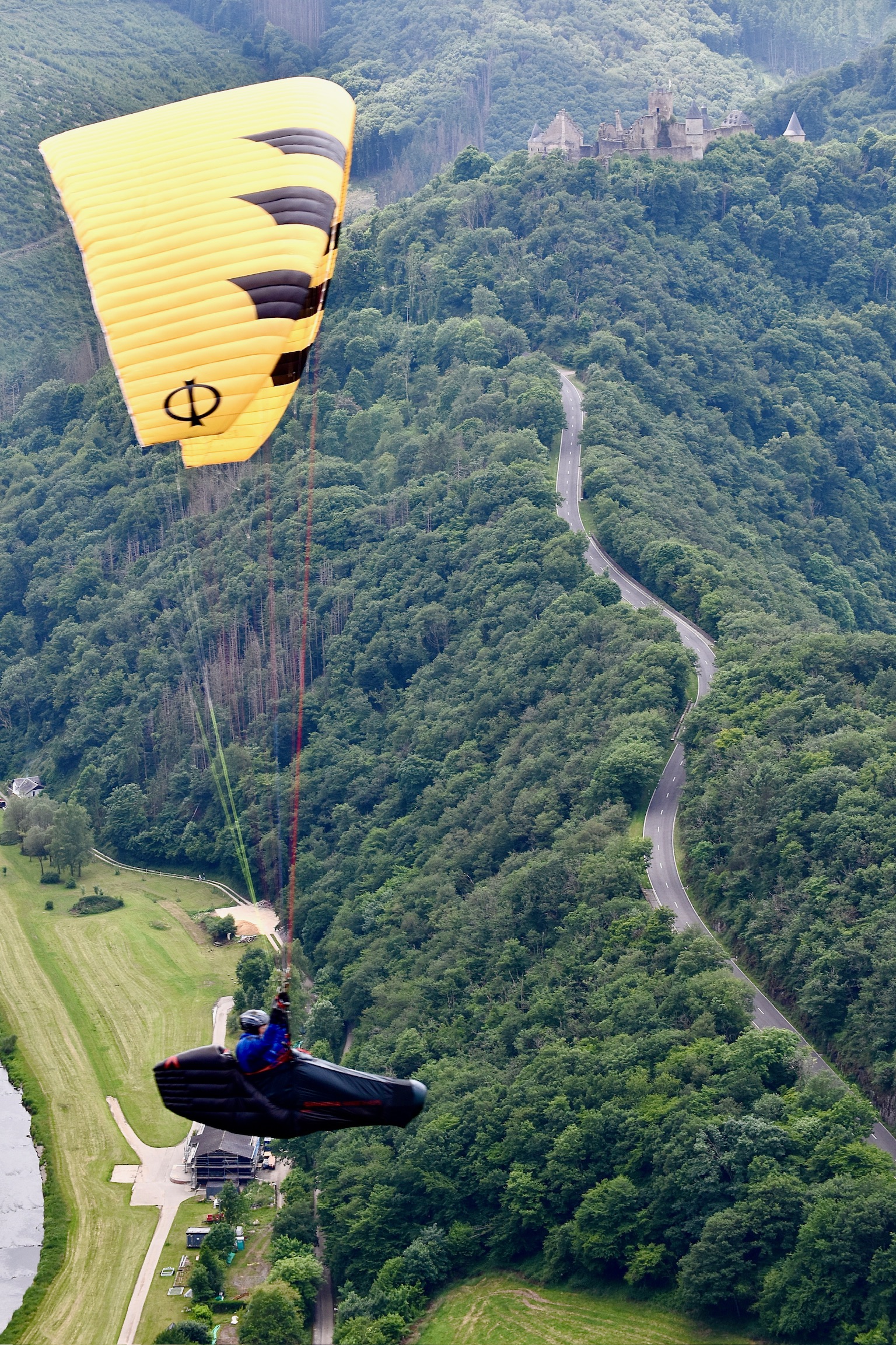 paraglider at bourscheid castle